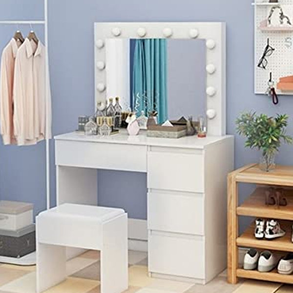 Small dressing table store with lights